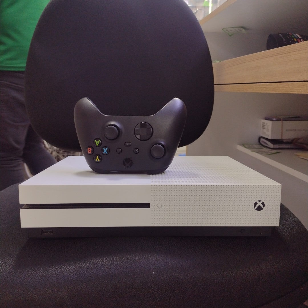 CONSOLA DE VIDEOJUEGO MICROSOFT XBOX ONE S 1 TB (SEMINUEVO)