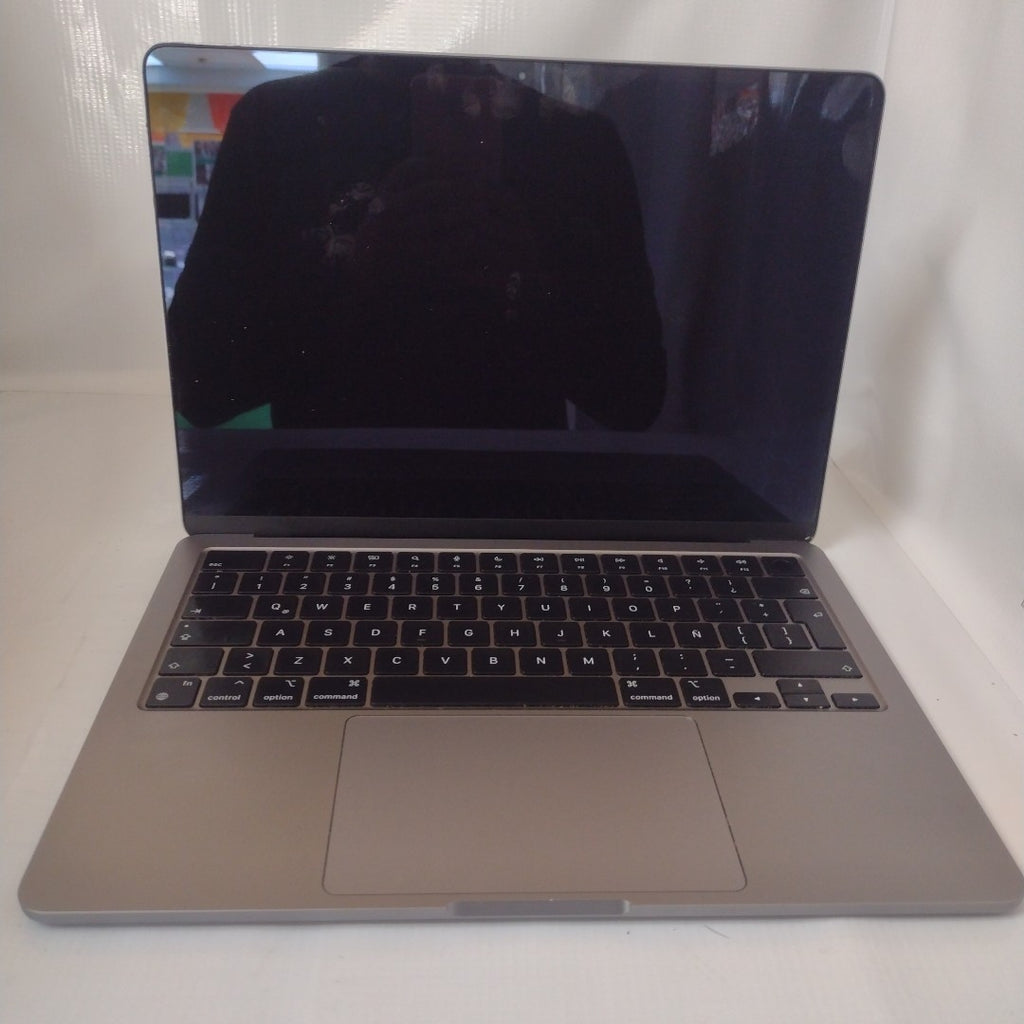 LAPTOP APPLE MACBOOK AIR 13" 2022 3.49 A2681 (8 CPU/8 GPU) 256 GB SSD 8 GB RAM (SEMINUEVO)