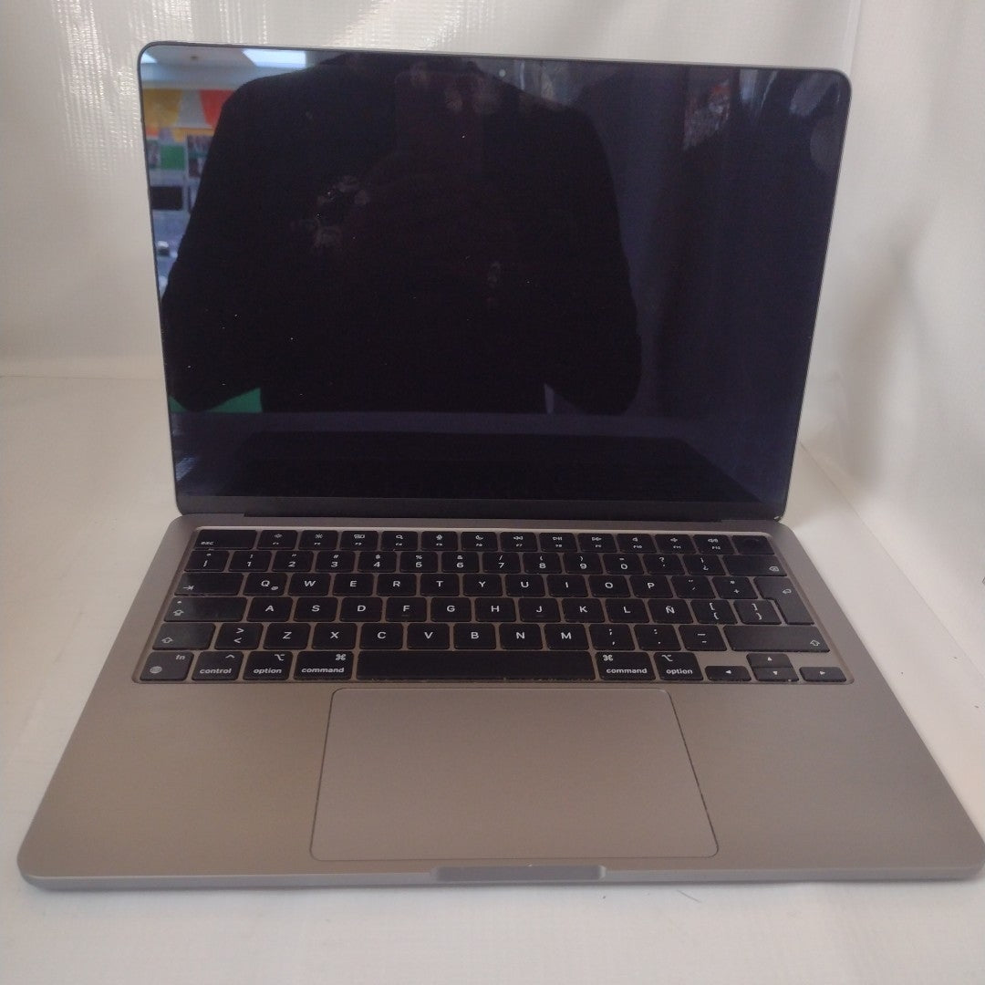 LAPTOP APPLE MACBOOK AIR 13" 2022 3.49 A2681 (8 CPU/8 GPU) 256 GB SSD 8 GB RAM (SEMINUEVO)