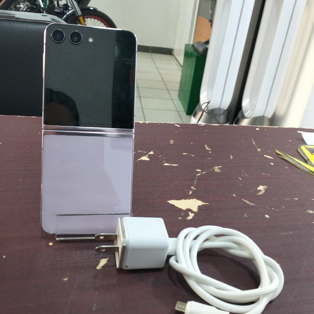 CELULAR SAMSUNG GALAXY Z FLIP 5 SM-F731B (2023) 256 GB 8 GB RAM (SEMINUEVO)