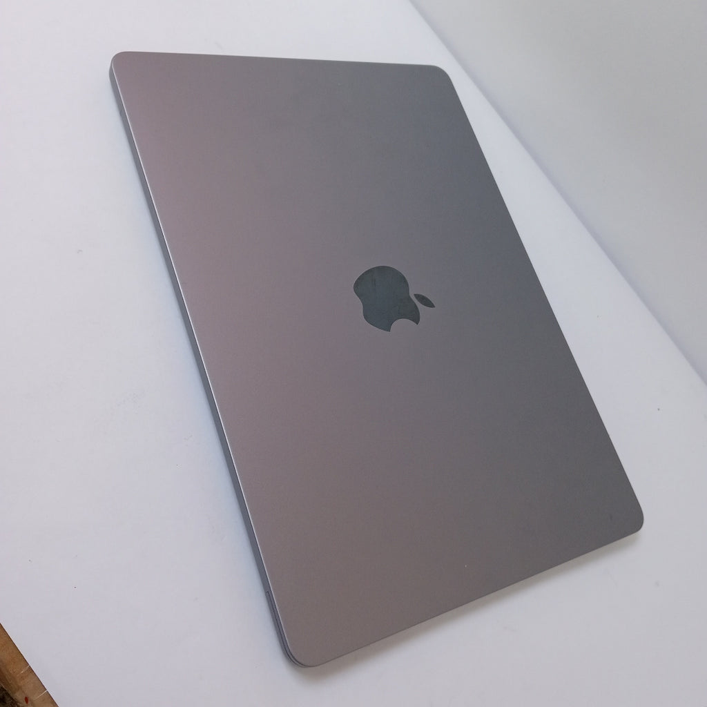 LAPTOP APPLE MACBOOK AIR 13" 2022 3.49 A2681 (8 CPU/8 GPU) 256 GB SSD 16 GB RAM (SEMINUEVO)