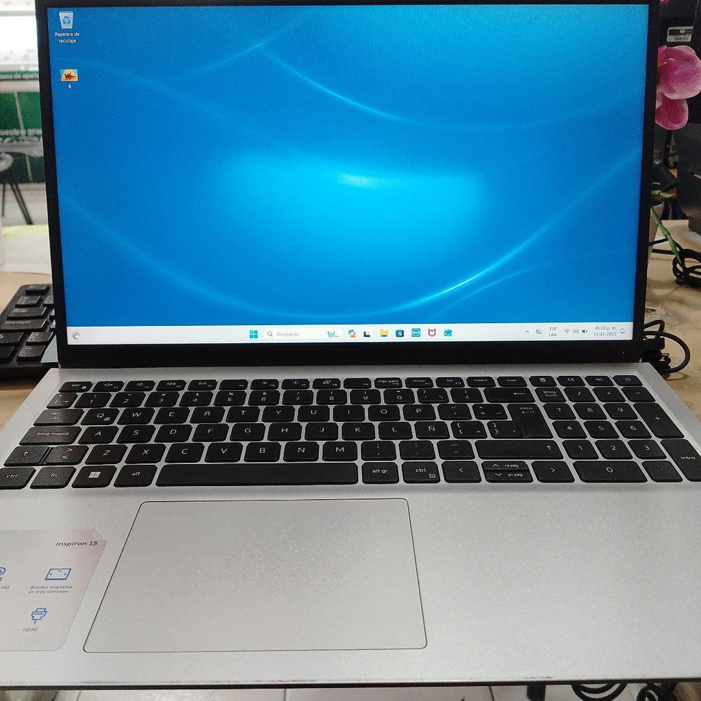LAPTOP DELL INSPIRON 15 3520 (2024) 512 GB SSD 16 GB RAM (SEMINUEVO)