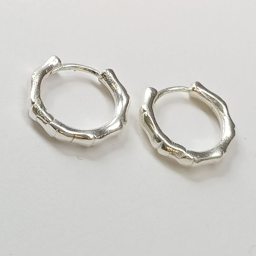 ARRACADAS HUGGIE MOTIVO BAMBU PLATA .925 3.1G (NUEVO)