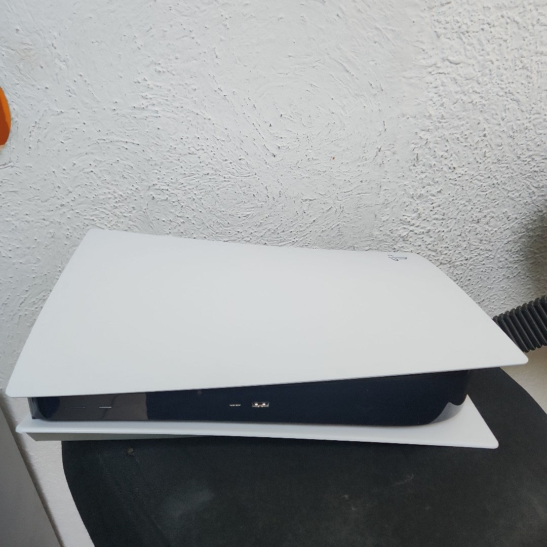 CONSOLA DE VIDEOJUEGO SONY PS5 825 SSD (SEMINUEVO)