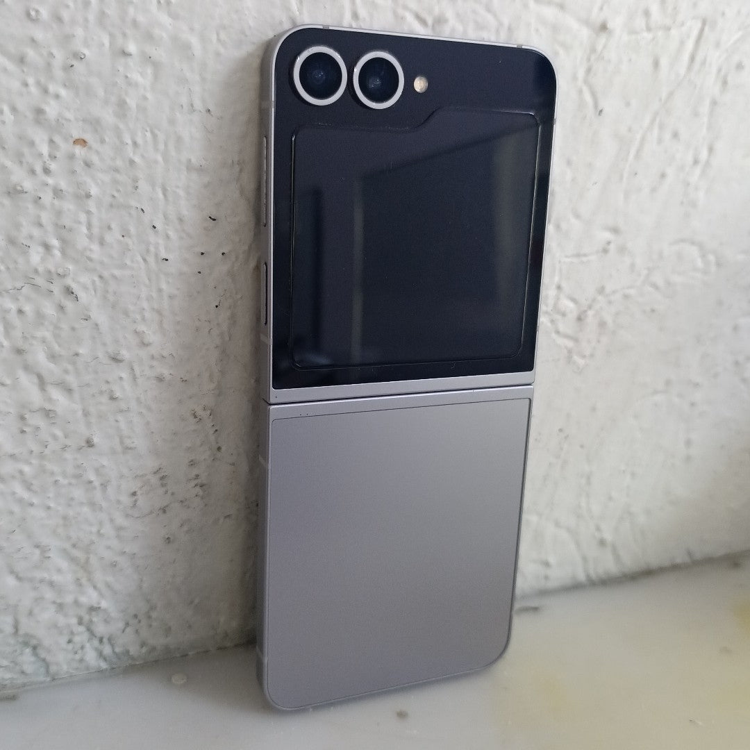 CELULAR SAMSUNG GALAXY Z FLIP6 SM-F741B (2024) 256 GB 12 GB RAM (SEMINUEVO)