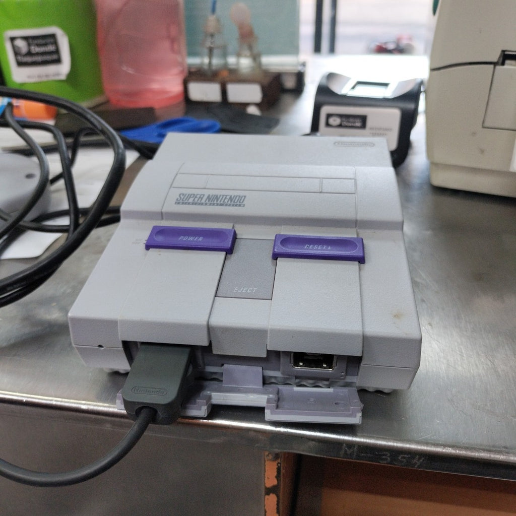 CONSOLA DE VIDEOJUEGO NINTENDO SUPER NES CLASSIC EDITION 21 JUEGOS PRECARGADOS (SEMINUEVO)