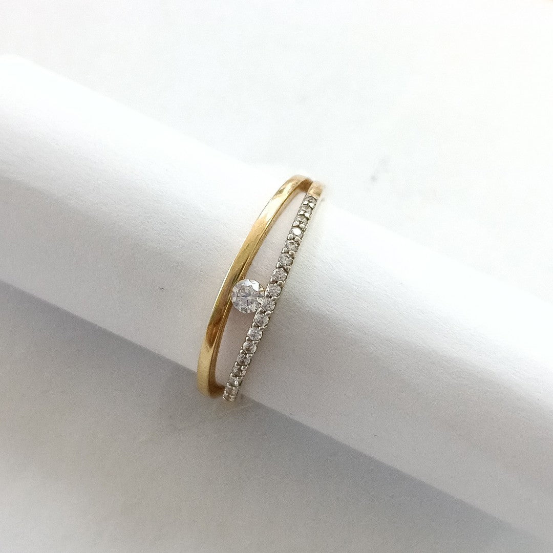 10024AND00070B1690 FRD6 ANILLO 2 LINEAS CON CIRCONIAS Y CIRCONIA EN MEDIO ORO 14K 1.9GRS (NUEVO)