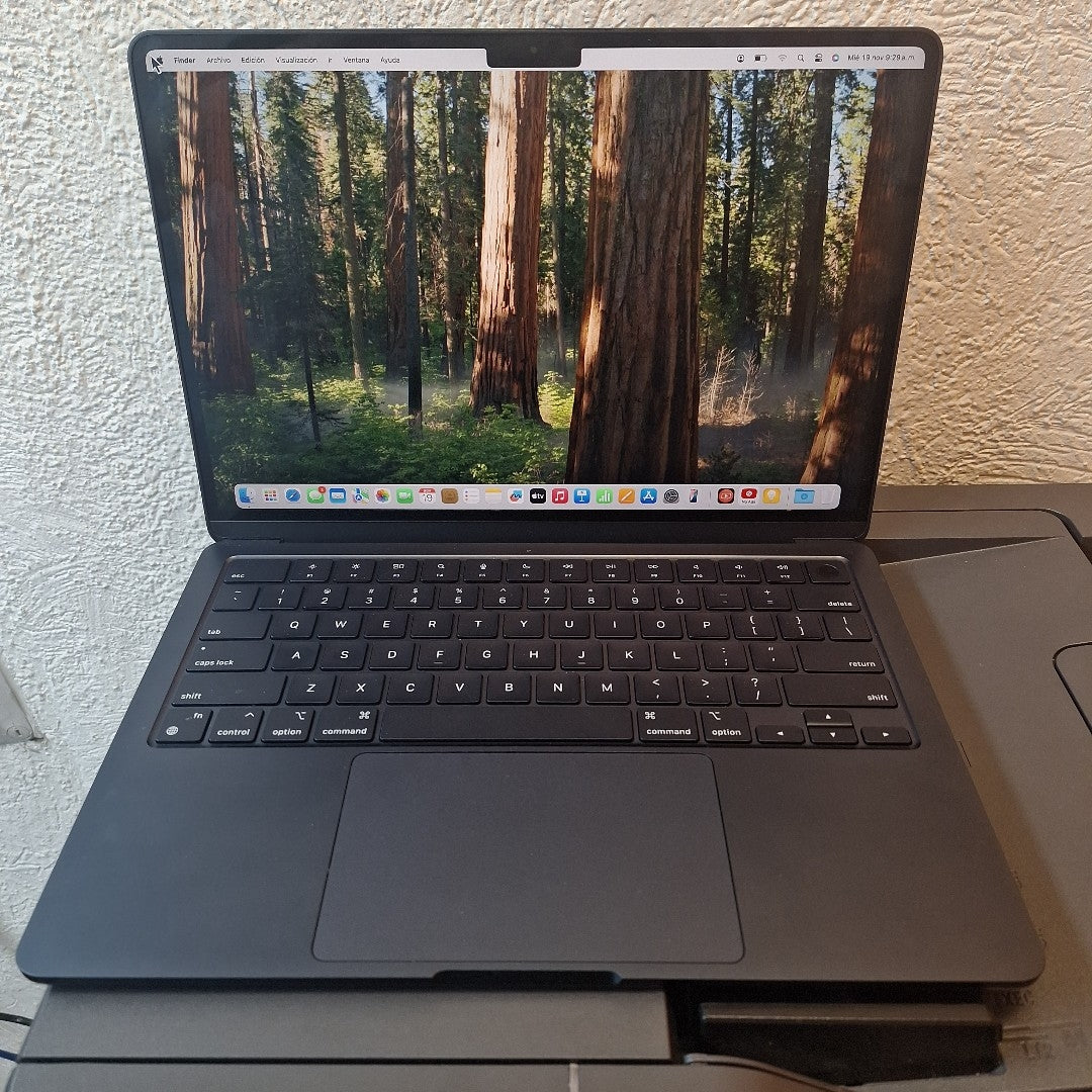 LAPTOP APPLE MACBOOK AIR 13" 2024 4.05 A3113 (8 CPU/ 8 GPU) 256 GB SSD 16 GB RAM (SEMINUEVO)