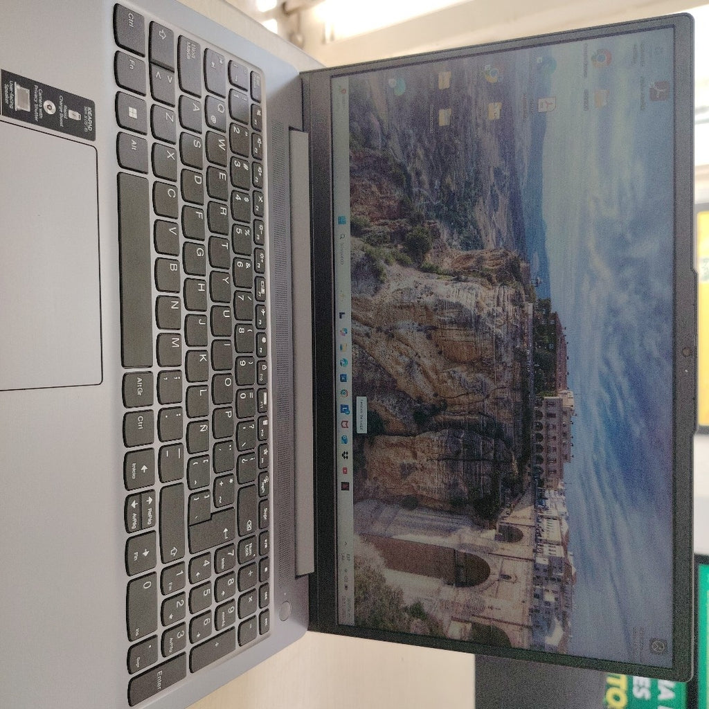 LAPTOP LENOVO IDEAPAD SLIM 3 15IAH8 (2023) 512 GB SSD 8 GB RAM (SEMINUEVO)