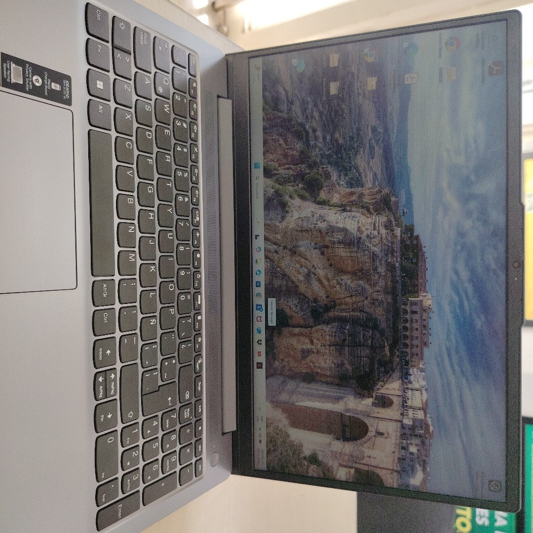 LAPTOP LENOVO IDEAPAD SLIM 3 15IAH8 (2023) 512 GB SSD 8 GB RAM (SEMINUEVO)