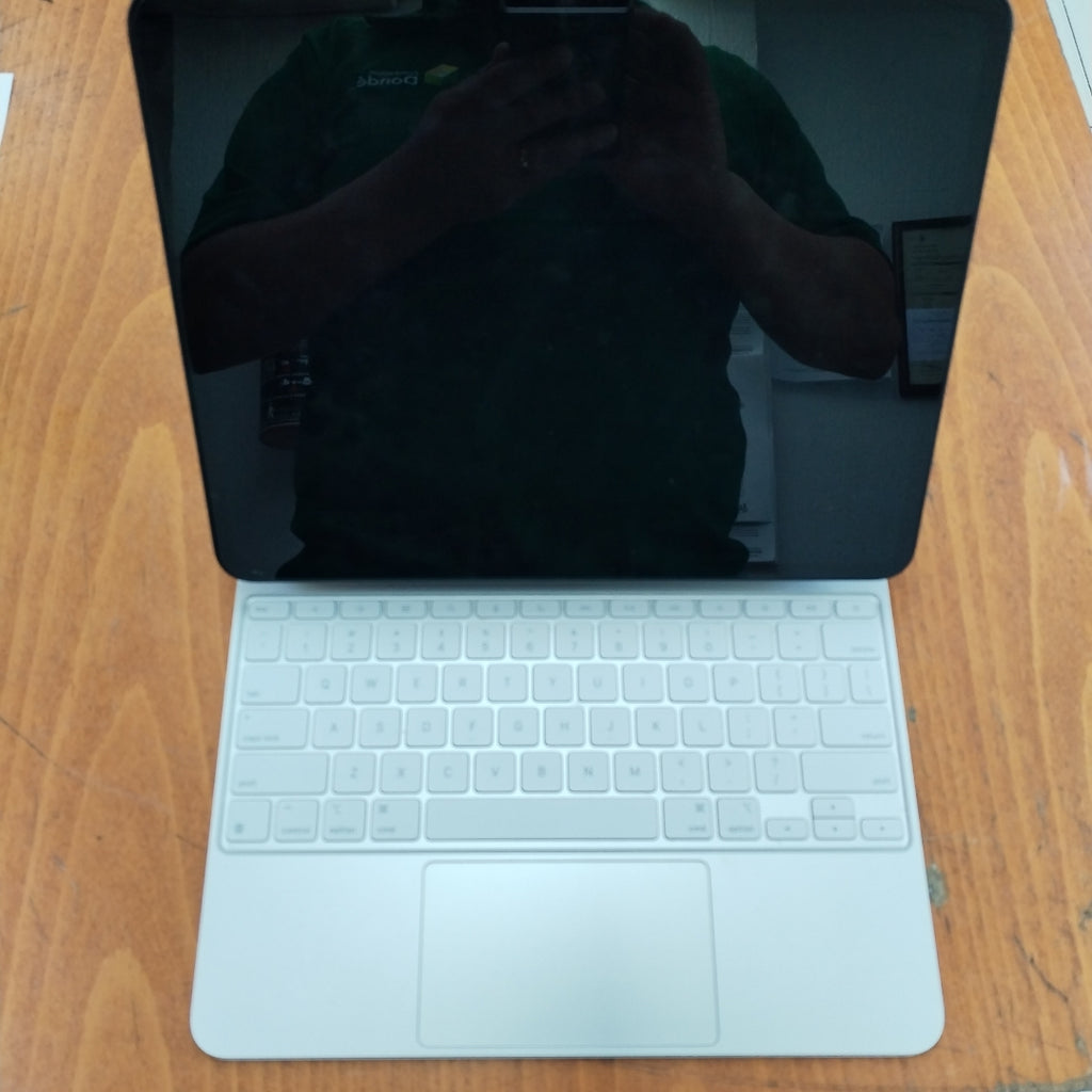 TABLETA APPLE IPAD PRO 13" A2926 (2024) 256 GB 8 GB RAM (SEMINUEVO)