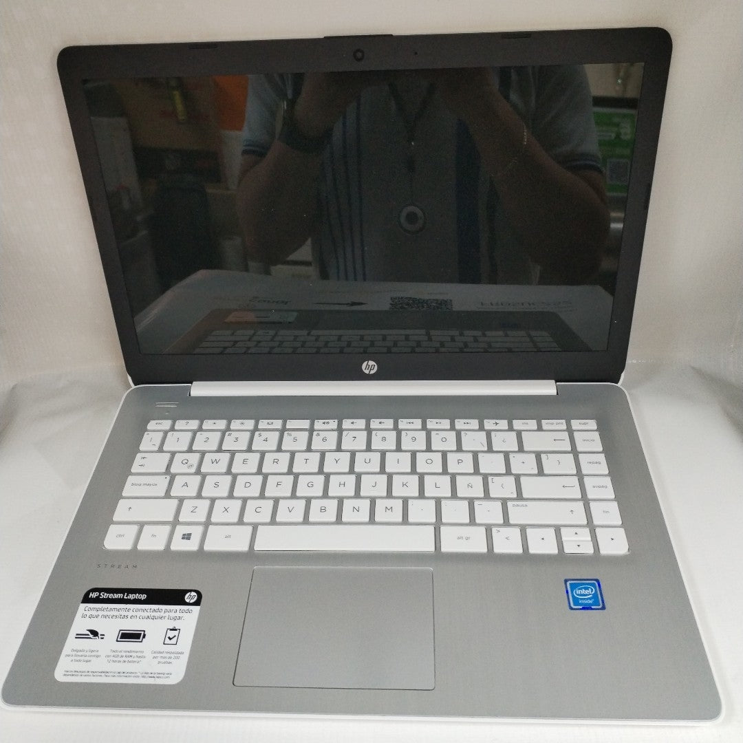 LAPTOP HP STREAM 14-AX113LA (2022) 64 GB SSD 4 GB RAM (SEMINUEVO)