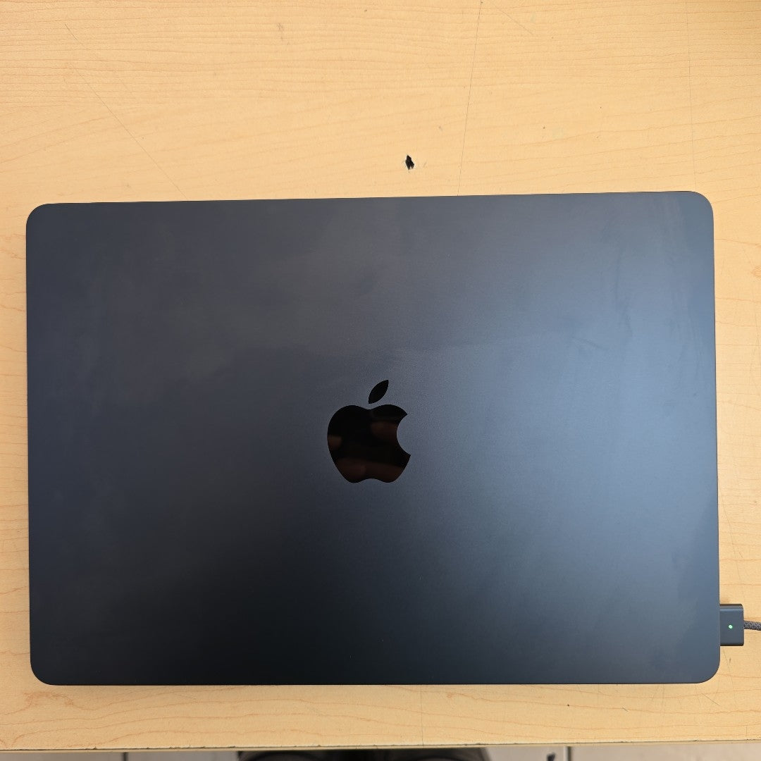 LAPTOP APPLE MACBOOK AIR 13" 2022 3.49 A2681 (8 CPU/8 GPU) 256 GB SSD 16 GB RAM (SEMINUEVO)