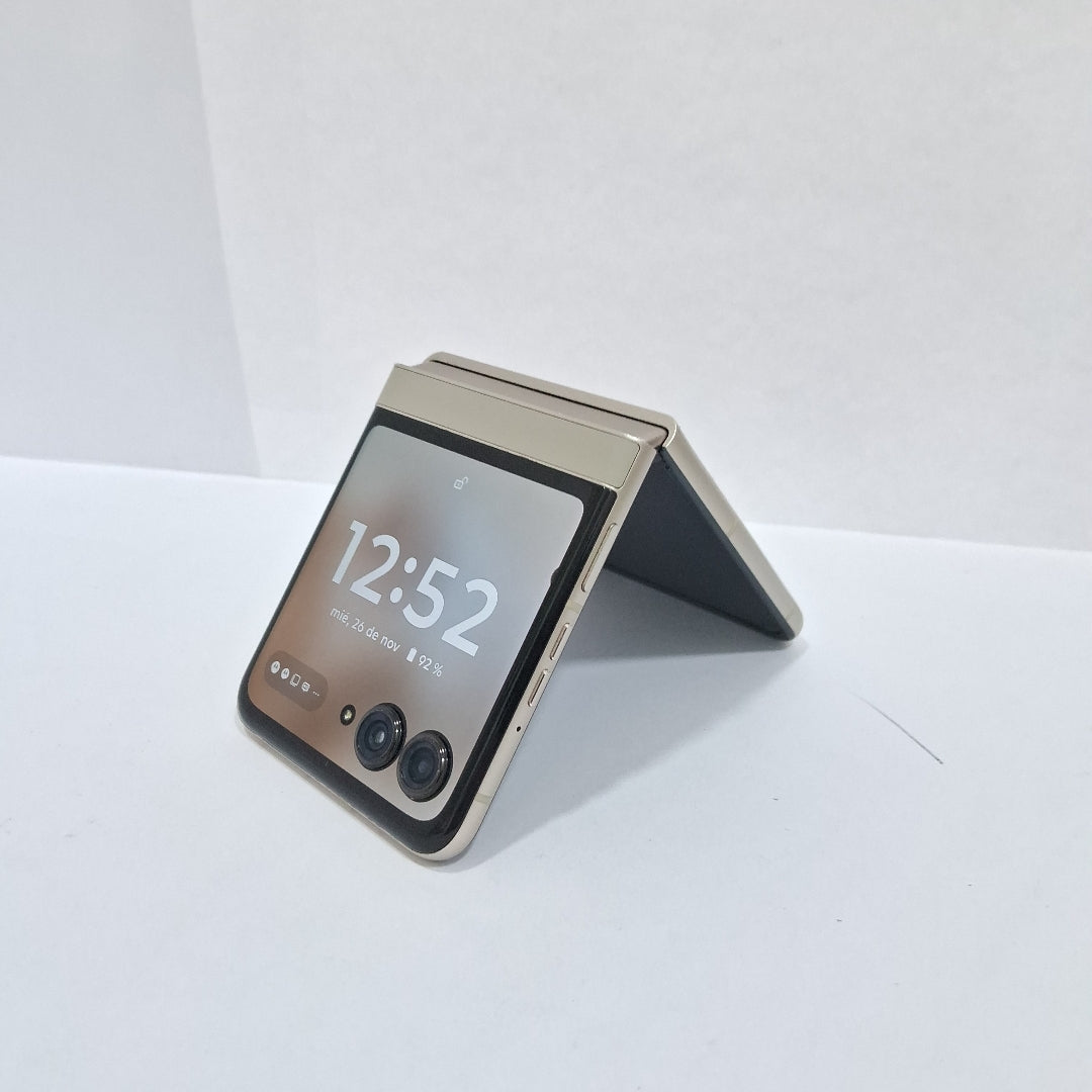 CELULAR MOTOROLA RAZR 50 5G XT2453-1 512 GB 12 GB RAM (SEMINUEVO)