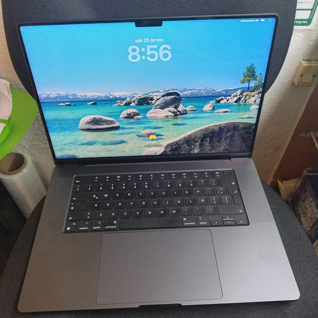 LAPTOP APPLE MACBOOK PRO 16" 2023 A2991 (12 CPU / 18 GPU) 512 GB SSD 18 GB RAM (SEMINUEVO)