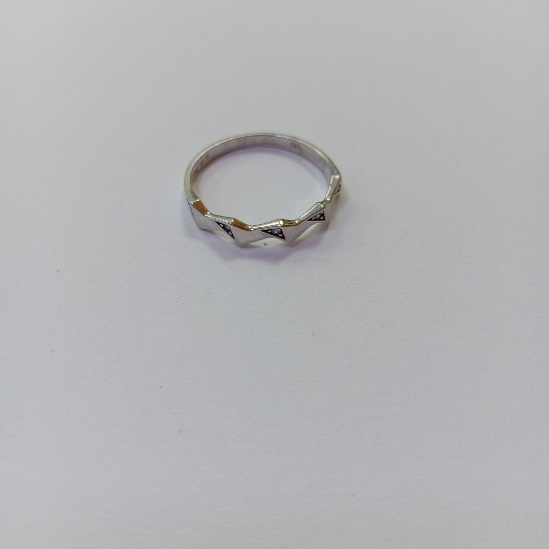 10450AND00070B1775 FRD7 ANILLO DE TRIANGULO CON CIRCONIAS O/B ORO 14K 1.6GRS (NUEVO)