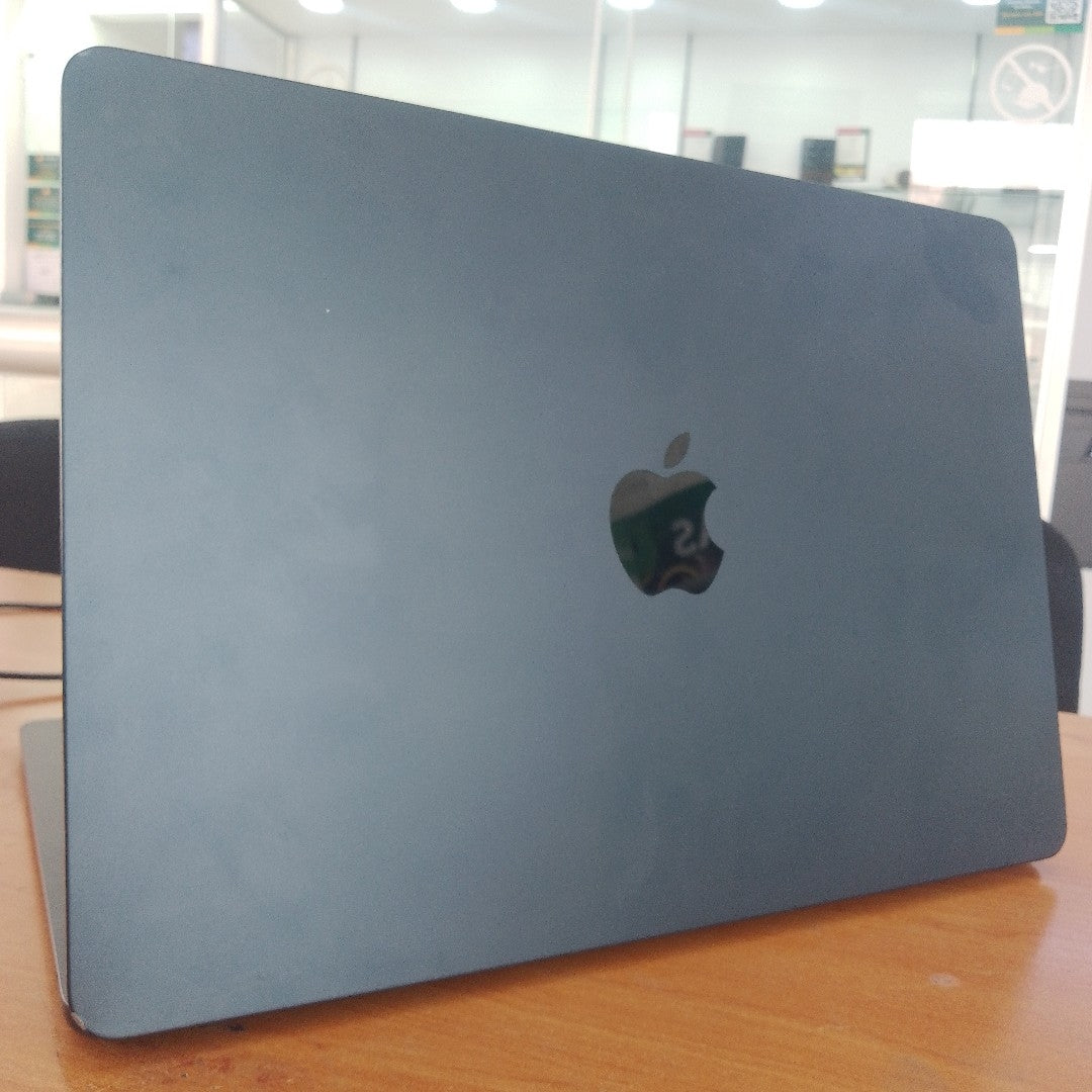 LAPTOP APPLE MACBOOK AIR 13" 2022 3.49 A2681 (8 CPU/8 GPU) 256 GB SSD 8 GB RAM (SEMINUEVO)