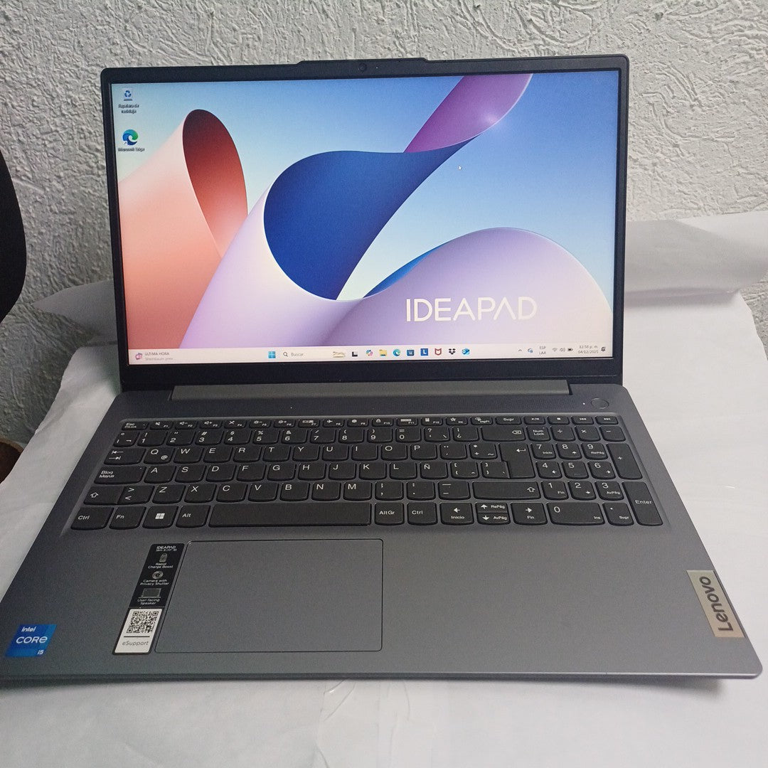 LAPTOP LENOVO IDEAPAD SLIM 3 15IAH8 (2024) 512 GB SSD 8 GB RAM (SEMINUEVO)