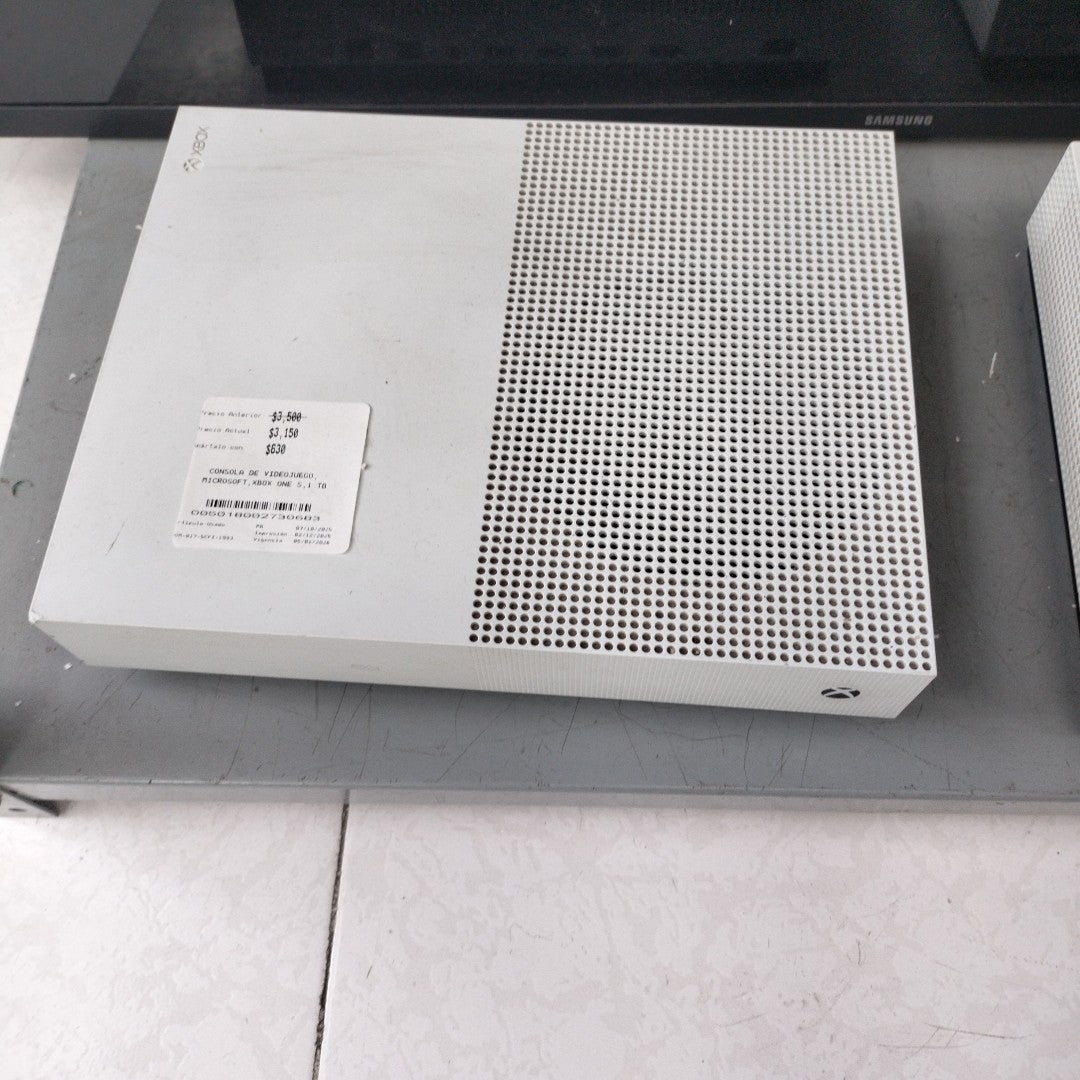 CONSOLA DE VIDEOJUEGO MICROSOFT XBOX ONE S 1 TB (SEMINUEVO)