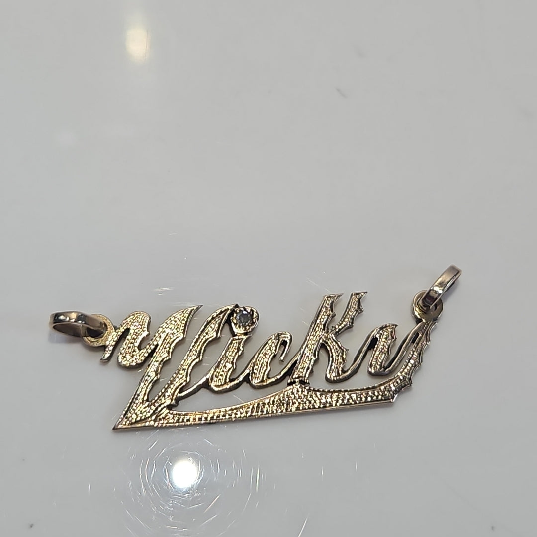 K1 2,80 GRMS 8 K ESPECIFICACIONES COMPLEMENTARIAS DIJE NOMBRE VIKY 11/II/86 (SEMINUEVO)