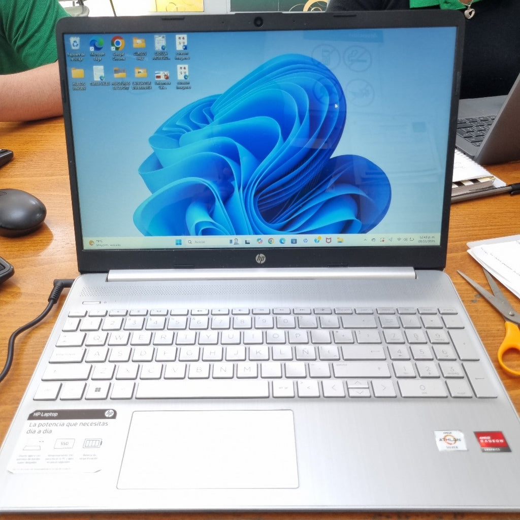 LAPTOP HP 15-EF1501LA (2022) 256 GB SSD 8 GB RAM (SEMINUEVO)