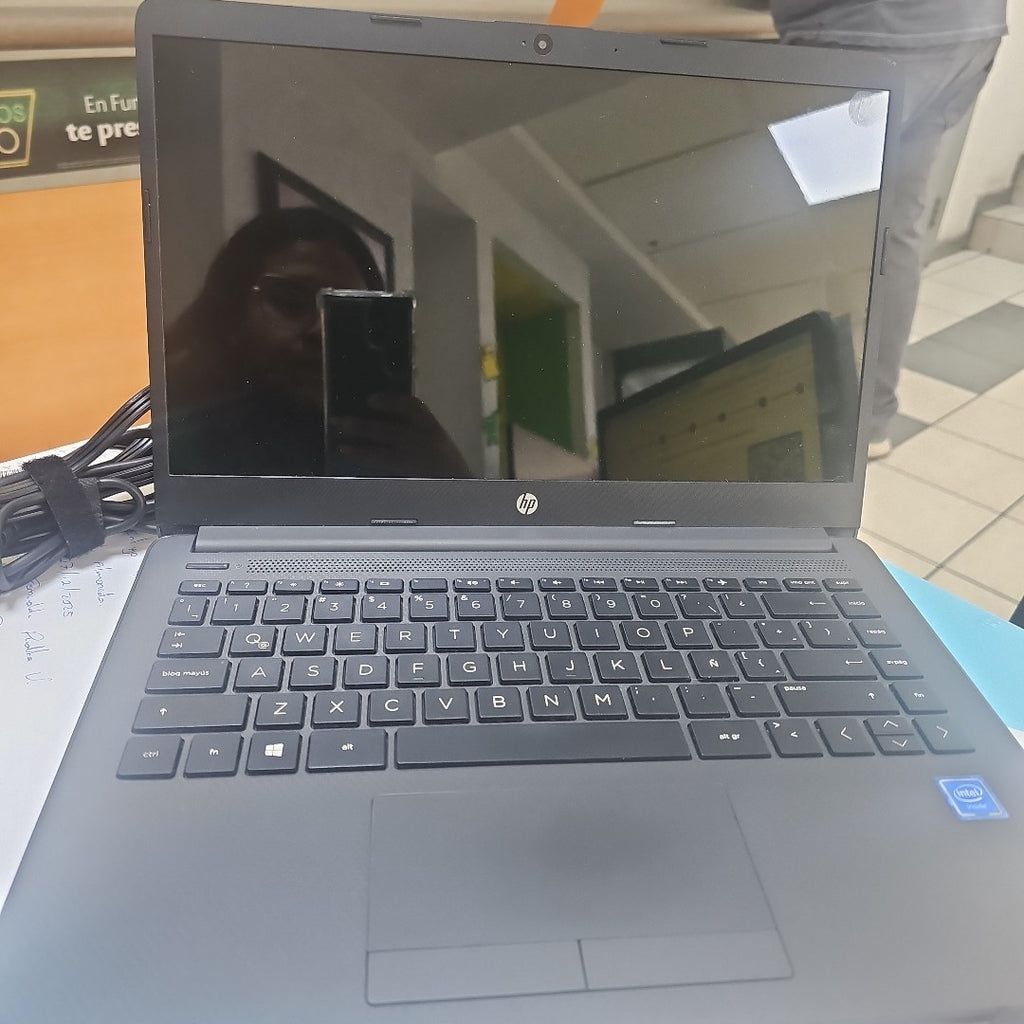 LAPTOP HP 14-CF2542LA (2022) 256 GB SSD 8 GB RAM (SEMINUEVO)