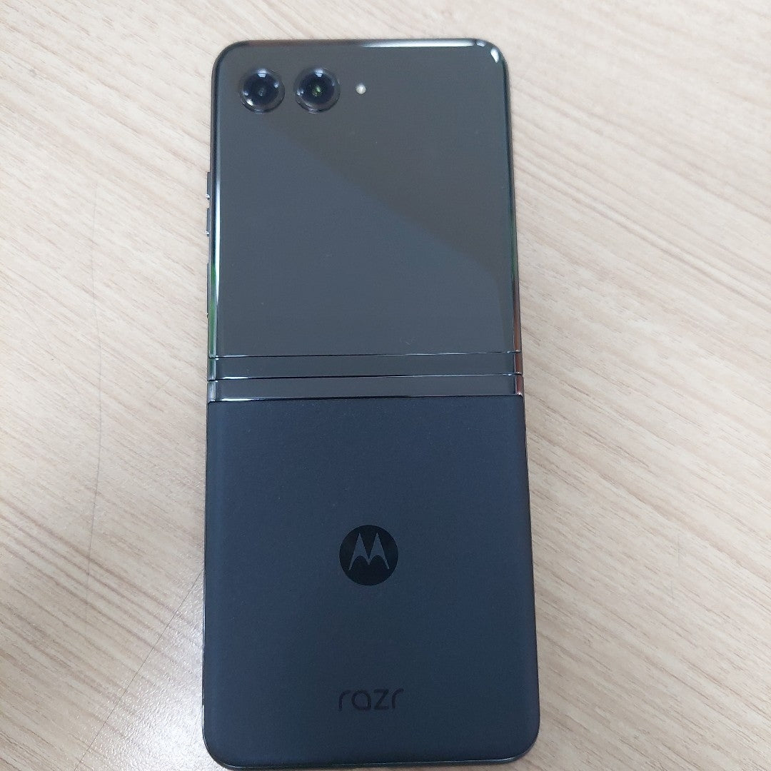 CELULAR MOTOROLA MOTO RAZR 40 ULTRA XT2321-1 (2023) 256 GB 8 GB RAM (SEMINUEVO)