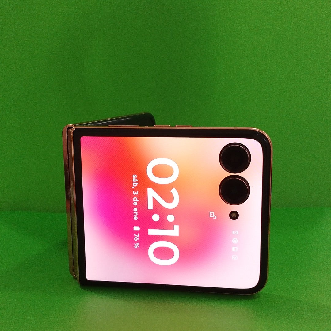 CELULAR MOTOROLA RAZR 50 ULTRA XT2451-3 (2024) 512 GB 12 GB RAM (SEMINUEVO)