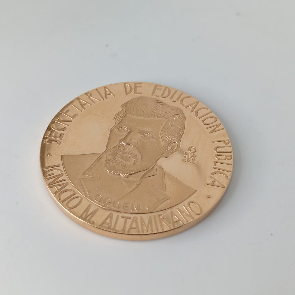 MEDALLA CONMEMORATIVA ORO 21 K 42 GRMS (SEMINUEVO)