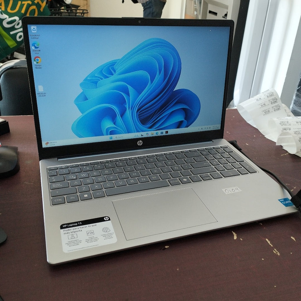 LAPTOP HP 15-FD0231LA (2025) 512 GB SSD 8 GB RAM (SEMINUEVO)