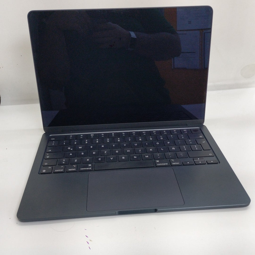 LAPTOP APPLE MACBOOK AIR 13" 2024 4.05 A3113 (8 CPU/ 10 GPU) 512 GB SSD 16 GB RAM (SEMINUEVO)