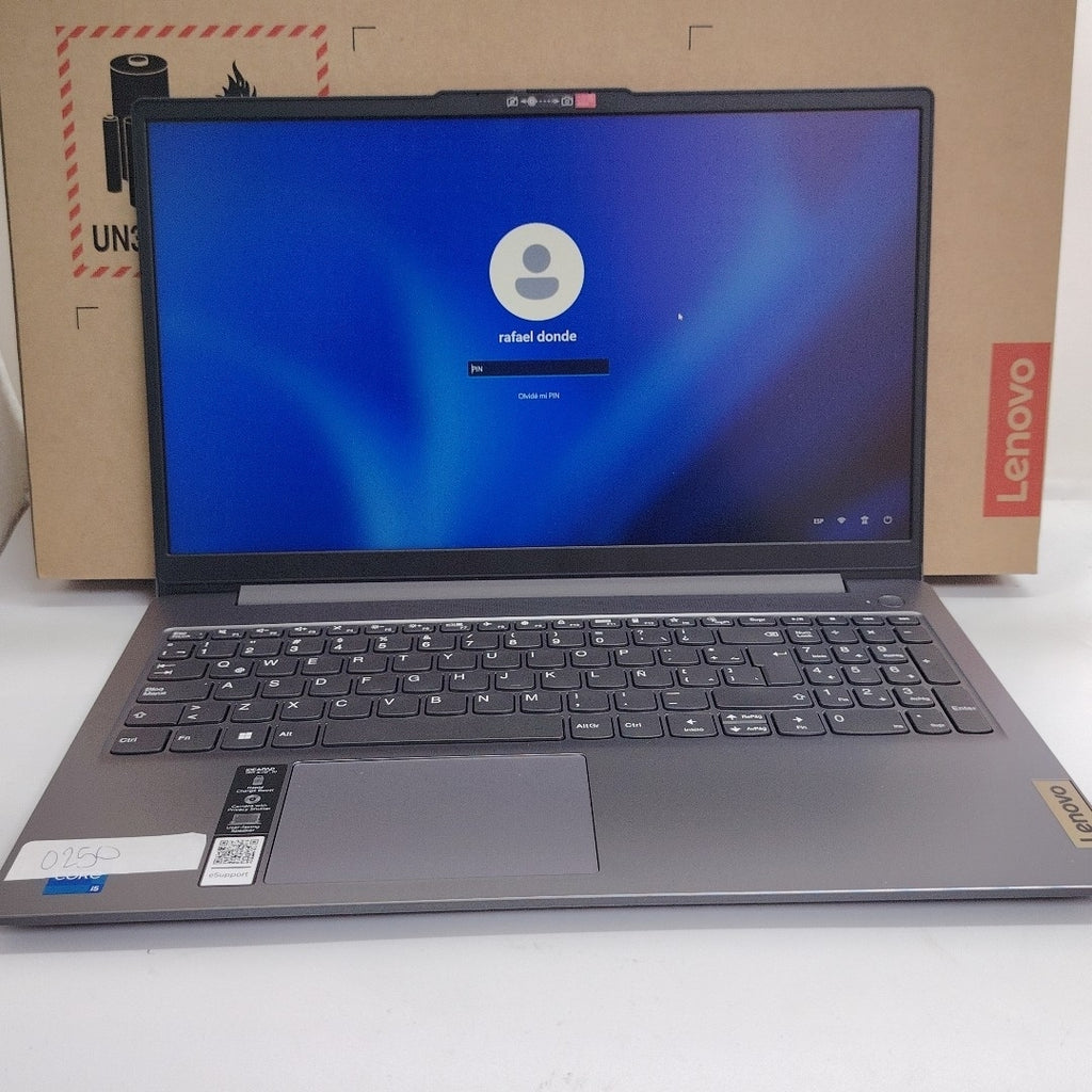 LAPTOP LENOVO IDEAPAD SLIM 3 15IAH8 (2024) 512 GB SSD 8 GB RAM (SEMINUEVO)