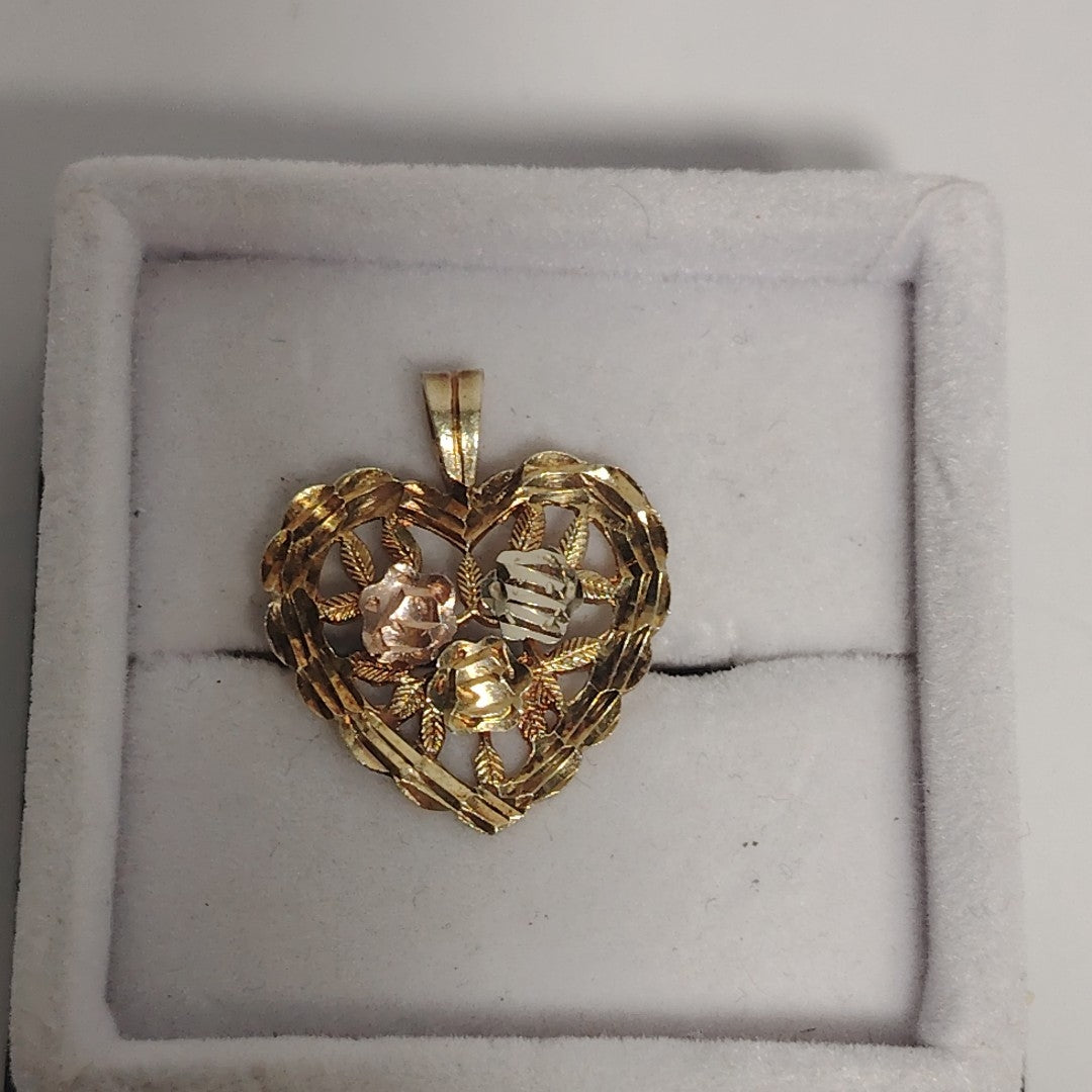 K1 2,50 GRMS 14 K ESPECIFICACIONES COMPLEMENTARIAS DIJE CORAZON CON ROSAS (SEMINUEVO)