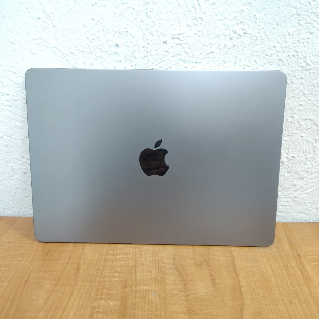LAPTOP APPLE MACBOOK AIR 13" 2022 3.49 A2681 (8 CPU/8 GPU) 256 GB SSD 8 GB RAM (SEMINUEVO)
