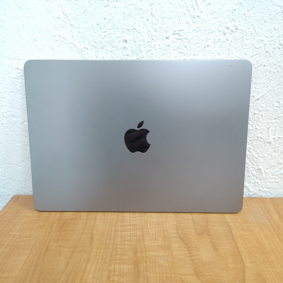 LAPTOP APPLE MACBOOK AIR 13" 2022 3.49 A2681 (8 CPU/8 GPU) 256 GB SSD 8 GB RAM (SEMINUEVO)