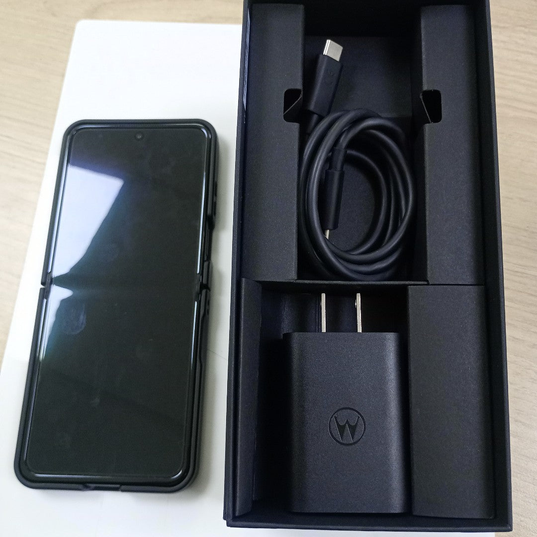 CELULAR MOTOROLA MOTO RAZR 60 ULTRA XT2551-6 (2025) 1 TB 16 GB RAM (SEMINUEVO)