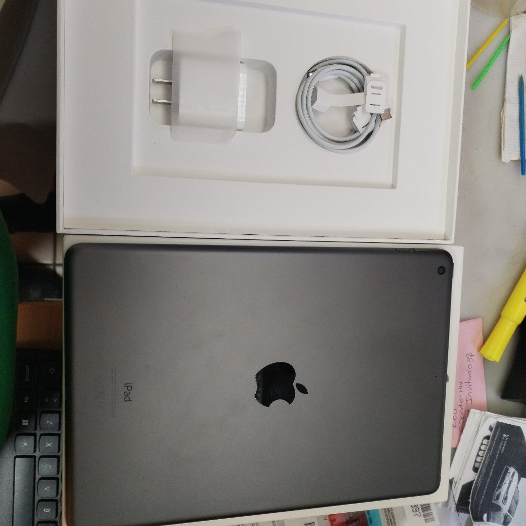 TABLETA APPLE IPAD 9 A2602 256 GB 3 GB RAM (SEMINUEVO)
