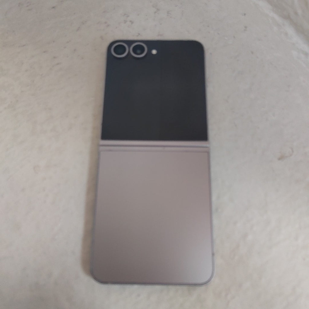 CELULAR SAMSUNG GALAXY Z FLIP6 SM-F741B (2024) 256 GB 12 GB RAM (SEMINUEVO)
