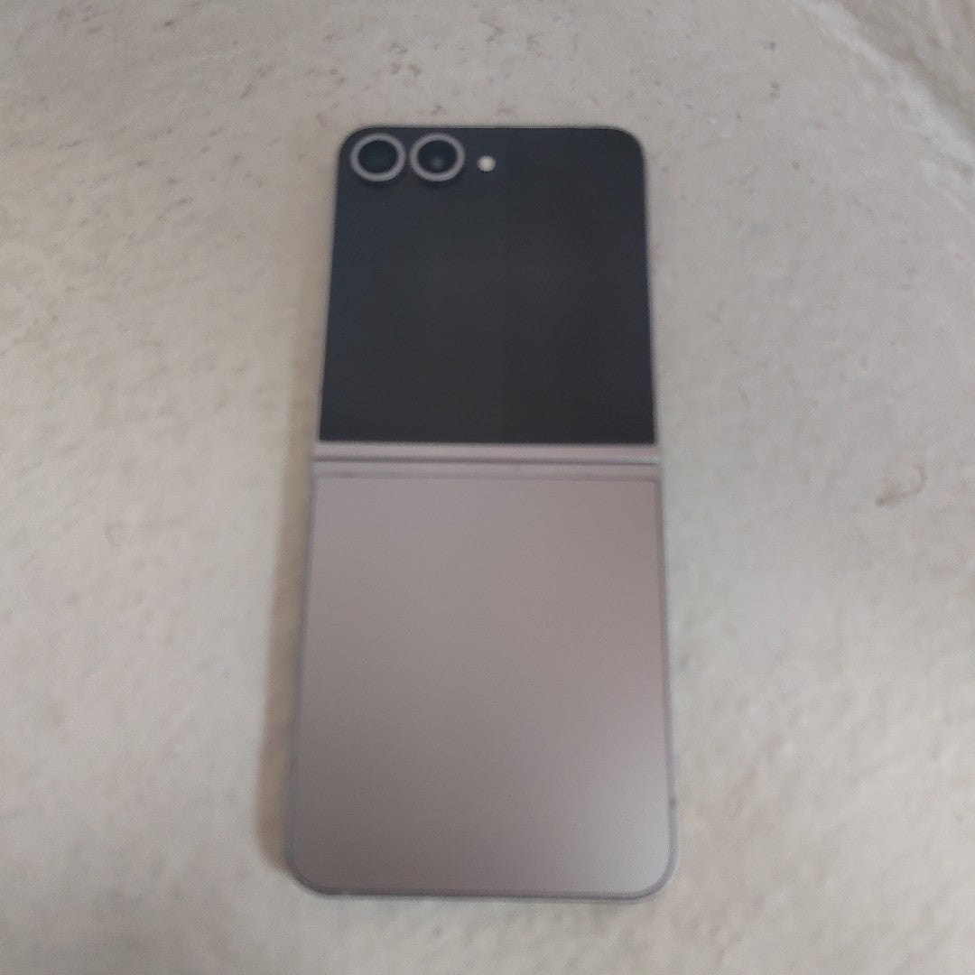CELULAR SAMSUNG GALAXY Z FLIP6 SM-F741B (2024) 256 GB 12 GB RAM (SEMINUEVO)
