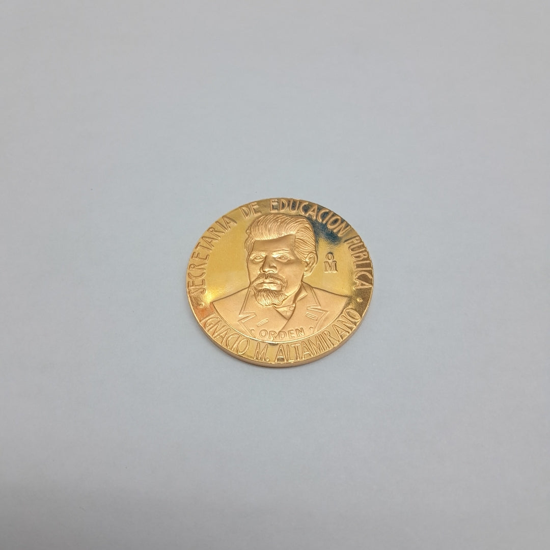 K1 41.7 GRMS 21 K IDENTIFICACIÓN MEDALLA CONMEMORATIVA MATERIALES ORO (SEMINUEVO)
