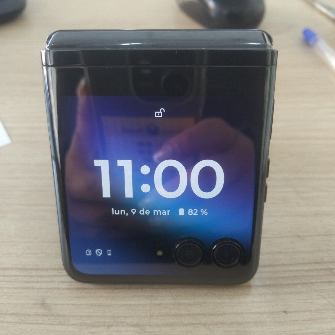 CELULAR MOTOROLA RAZR 40 ULTRA XT2321-1 (2023) 512 GB 12 GB RAM (SEMINUEVO)