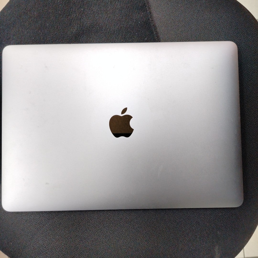 LAPTOP APPLE MACBOOK PRO 13" 2022 3.49 A2338 256 GB SSD 8 GB RAM (SEMINUEVO)