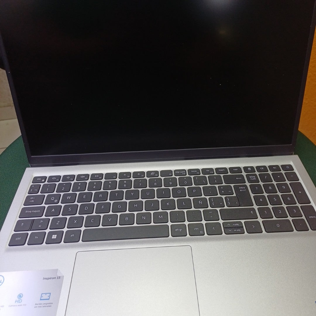 LAPTOP DELL INSPIRON 15 3520 (2023) 256 GB SSD 8 GB RAM (SEMINUEVO)