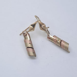 ARETES PAR ORO COMBINADO 10 K 2.3 GRMS (SEMINUEVO)
