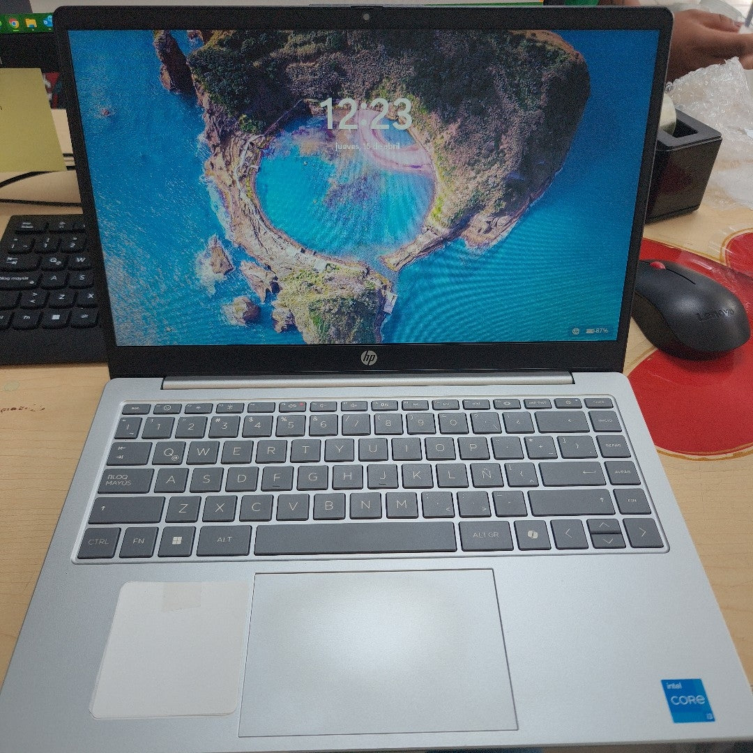 LAPTOP HP 14-EP0230LA (2025) 512 GB SSD 8 GB RAM (SEMINUEVO)