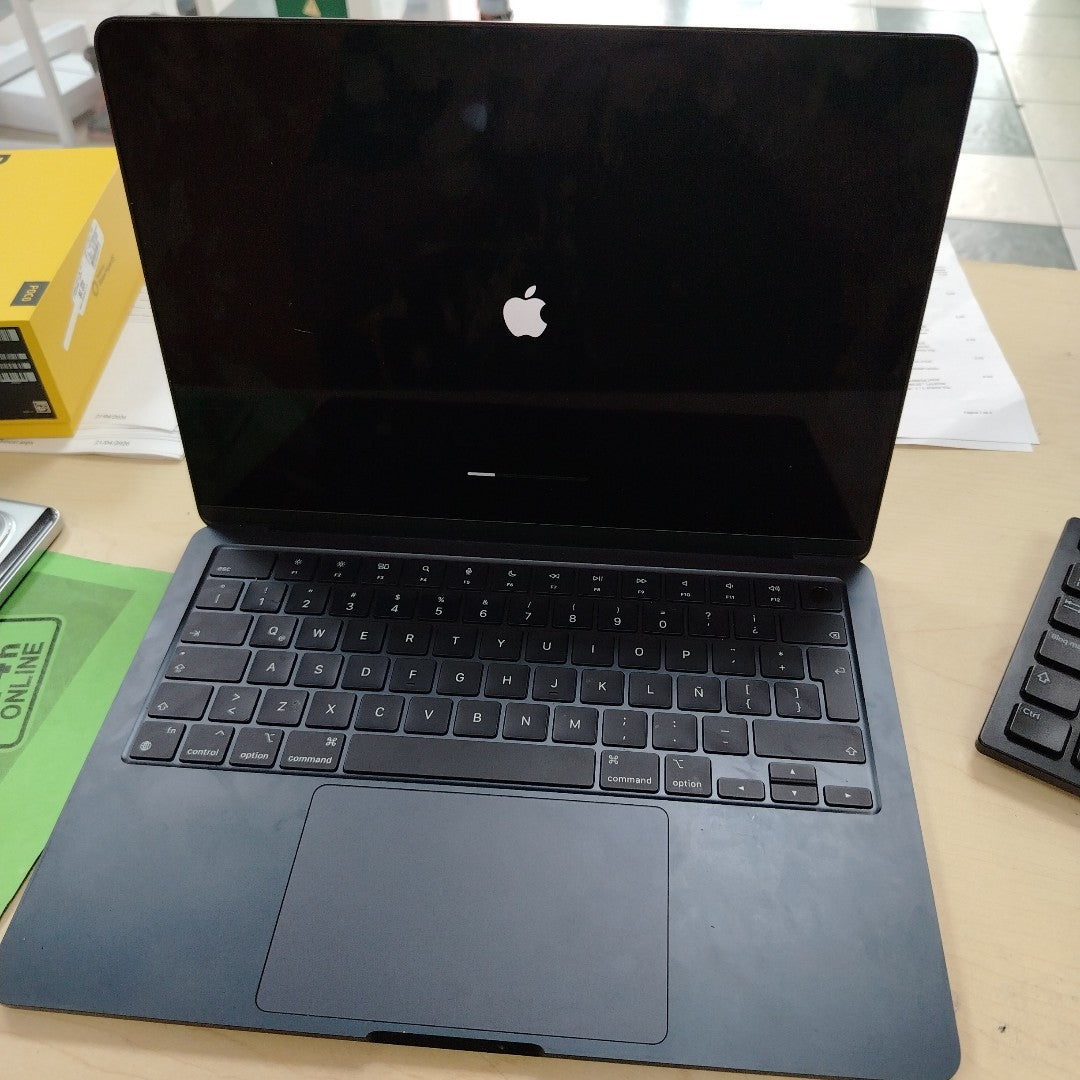 LAPTOP APPLE MACBOOK AIR 13" 2022 3.49 A2681 (8 CPU/8 GPU) 256 GB SSD 16 GB RAM (SEMINUEVO)