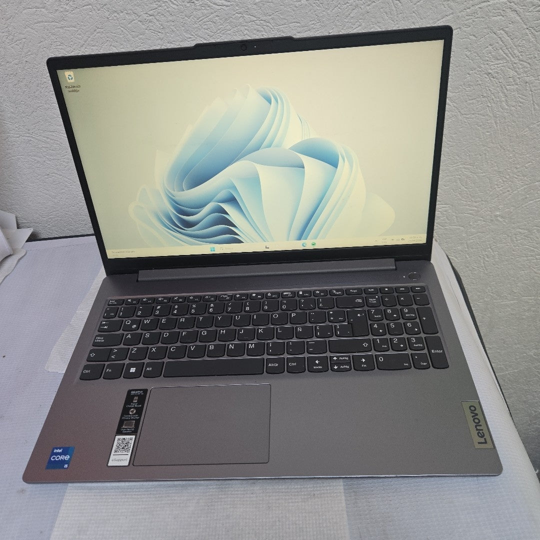 LAPTOP LENOVO IDEAPAD SLIM 3 15IAH8 (2024) 512 GB SSD 8 GB RAM (SEMINUEVO)