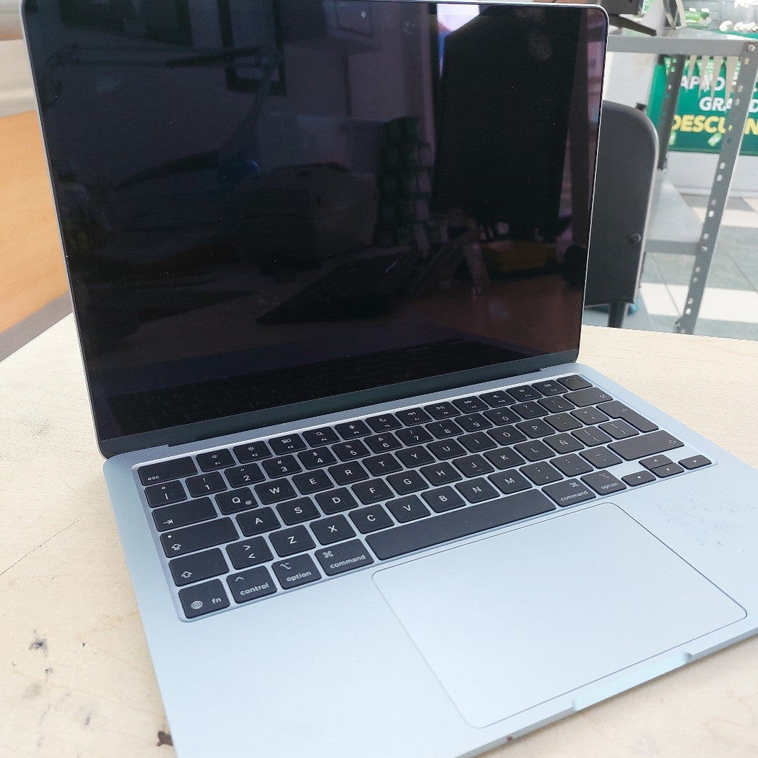 LAPTOP APPLE MACBOOK AIR 13" A3240 (2025) 512 GB SSD 16 GB RAM (SEMINUEVO)