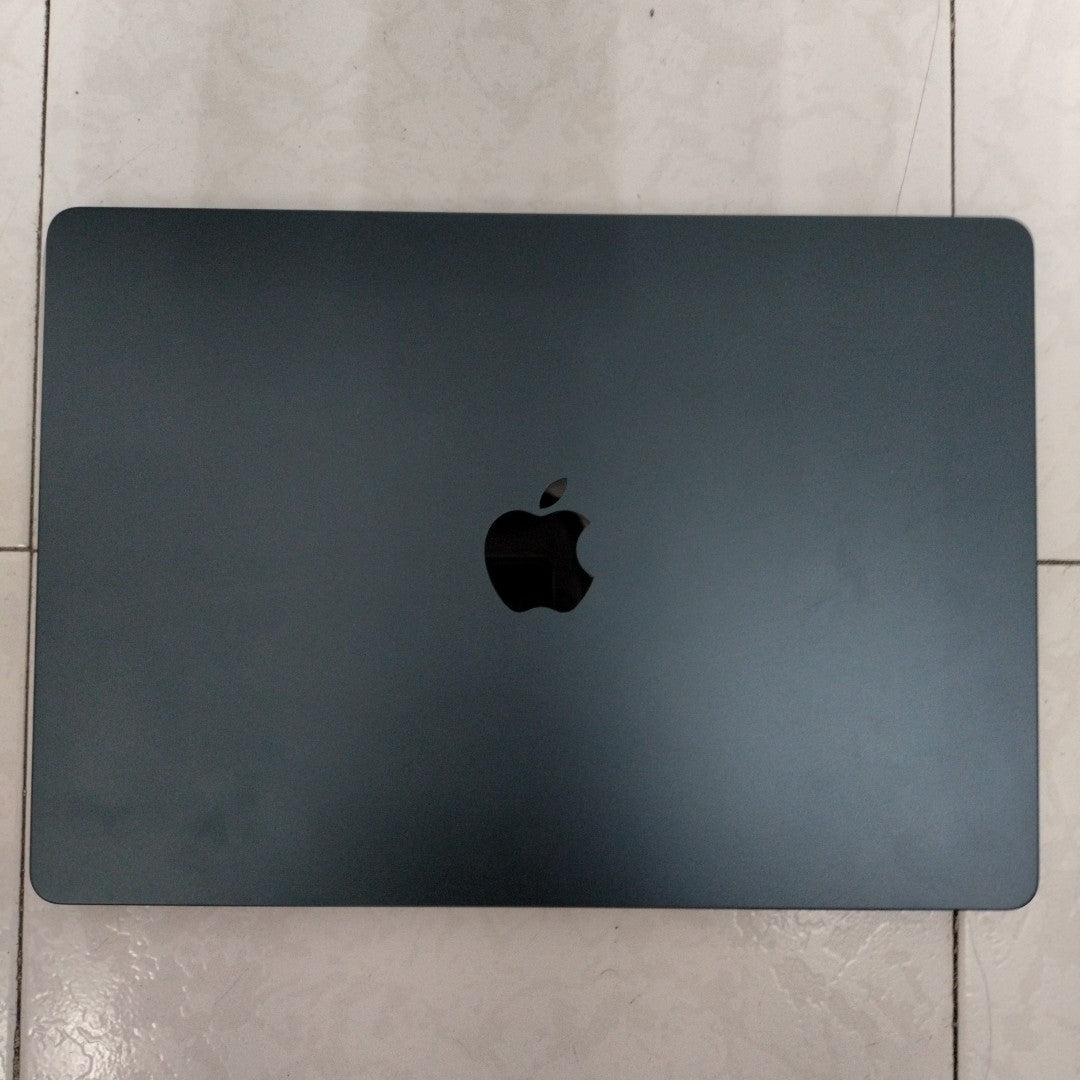 LAPTOP APPLE MACBOOK PRO 15" 2024 A3114 (8 CPU/10 GPU) 256 GB SSD 8 GB RAM (SEMINUEVO)
