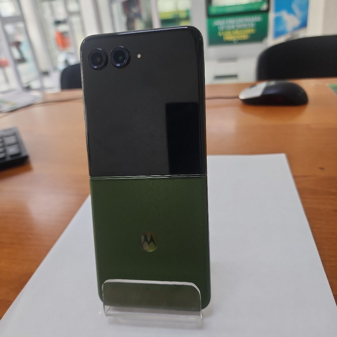 CELULAR MOTOROLA RAZR 50 ULTRA XT2451-3 (2024) 512 GB 12 GB RAM (SEMINUEVO)